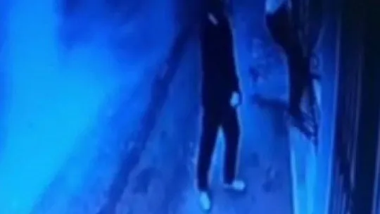 Pendik'te örümcek adam gibi tırmandı, eşofmanı çaldı