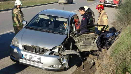 Pendik'te otomobil ile kamyonet çarpıştı: 1 yaralı