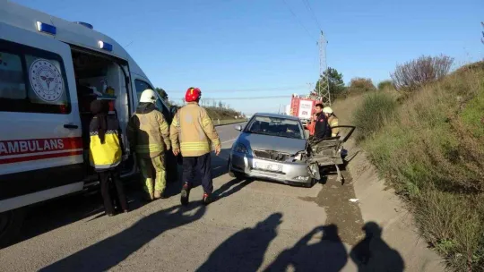 Pendik'te otomobil ile kamyonet çarpıştı: 1 yaralı