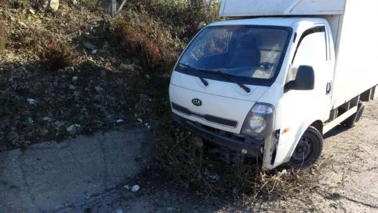 Pendik'te otomobil ile kamyonet çarpıştı: 1 yaralı