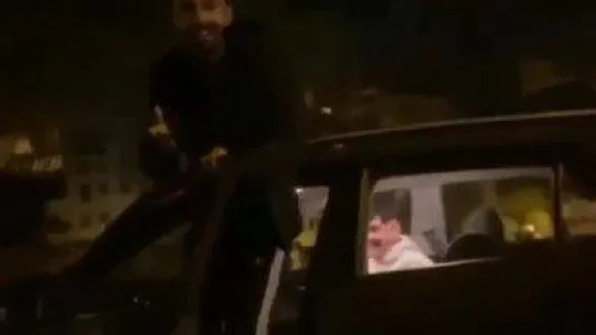 Pendik'te pes dedirten görüntü: Kapısı açık otomobili ayakta kullandı