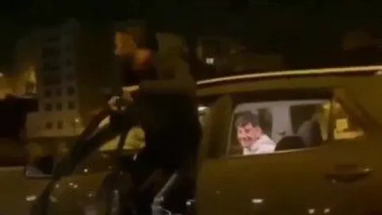 Pendik'te pes dedirten görüntü: Kapısı açık otomobili ayakta kullandı