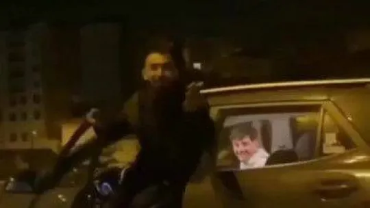 Pendik'te pes dedirten görüntü: Kapısı açık otomobili ayakta kullandı