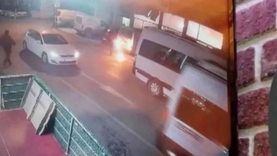 Pendik'te sobaya tiner kutusunu atan genç dehşeti yaşadı: Alevler içinde dışarı koşan genci vatandaşlar kurtardı