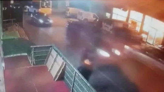 Pendik'te sobaya tiner kutusunu atan genç dehşeti yaşadı: Alevler içinde dışarı koşan genci vatandaşlar kurtardı