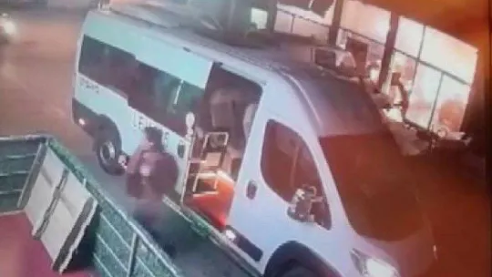 Pendik'te sobaya tiner kutusunu atan genç dehşeti yaşadı: Alevler içinde dışarı koşan genci vatandaşlar kurtardı