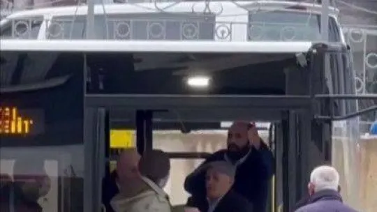 Pendik'te şoförle tartışan yolcuyu, diğer yolcular otobüsten attı