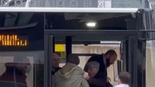 Pendik'te şoförle tartışan yolcuyu, diğer yolcular otobüsten attı