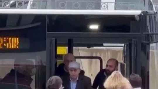 Pendik'te şoförle tartışan yolcuyu, diğer yolcular otobüsten attı