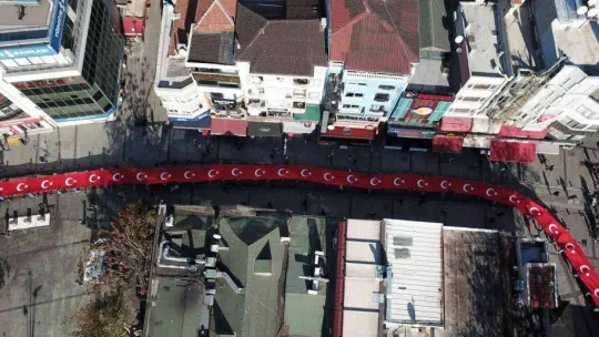 Pendik'te sokaklarda taşınan 99 metrelik dev Türk bayrağı havadan görüntülendi