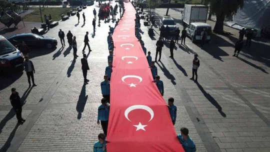 Pendik'te sokaklarda taşınan 99 metrelik dev Türk bayrağı havadan görüntülendi