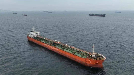 Petrol tankerleri, İstanbul Boğazı açıklarında sıraya girdi