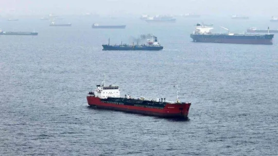 Petrol tankerleri, İstanbul Boğazı açıklarında sıraya girdi