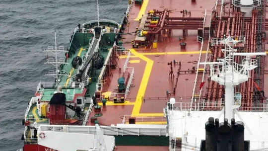 Petrol tankerleri, İstanbul Boğazı açıklarında sıraya girdi