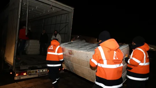 Silivri'den deprem bölgesine 15 tır yardım malzemesi