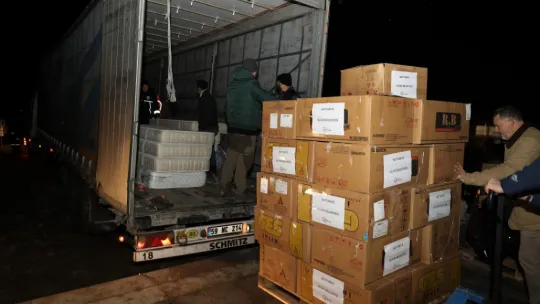 Silivri'den deprem bölgesine 15 tır yardım malzemesi