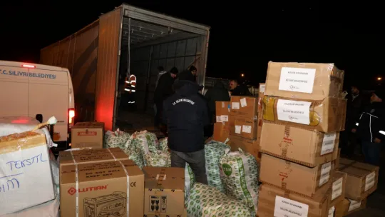 Silivri'den deprem bölgesine 15 tır yardım malzemesi