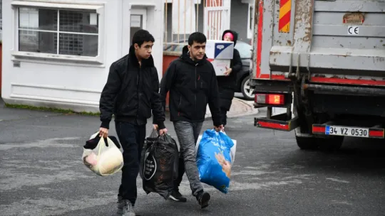 Silivri'den deprem bölgesine 15 tır yardım malzemesi