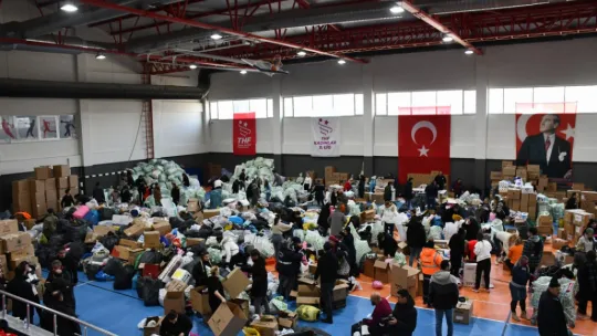 Silivri'den deprem bölgesine 15 tır yardım malzemesi