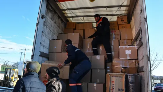 Silivri'den deprem bölgesine 15 tır yardım malzemesi
