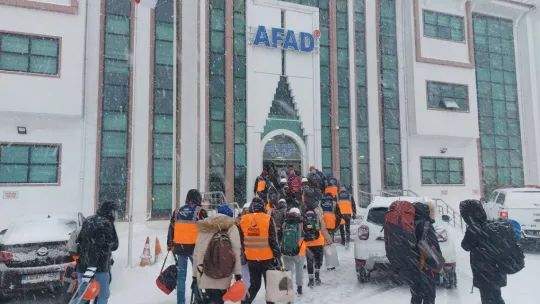Silivri'den deprem bölgesine 15 tır yardım malzemesi