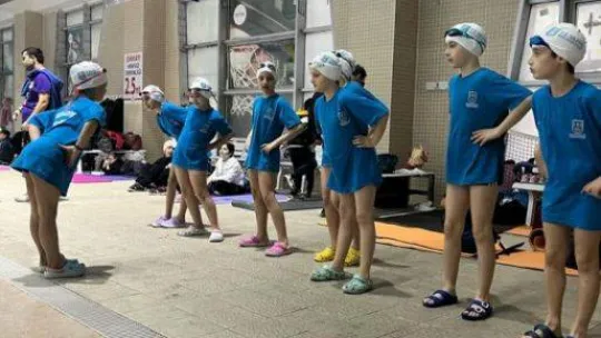 Yüzme akademisi öğrencileri başarıya doymuyor