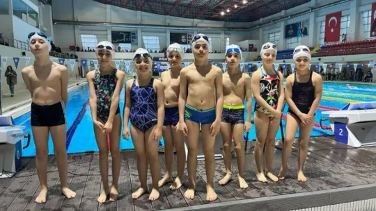 Yüzme akademisi öğrencileri başarıya doymuyor