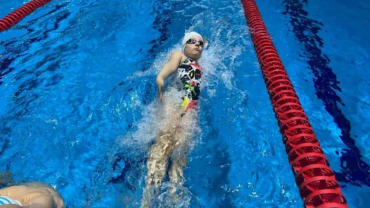 Yüzme akademisi öğrencileri başarıya doymuyor