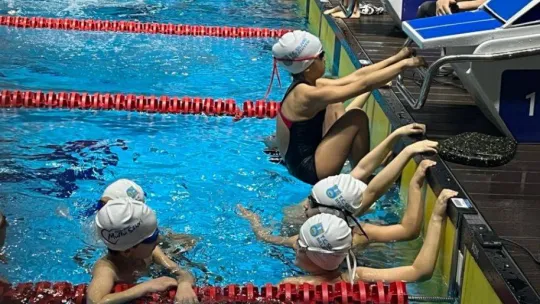 Yüzme akademisi öğrencileri başarıya doymuyor