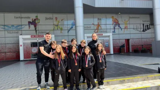 Yüzme akademisi öğrencileri başarıya doymuyor