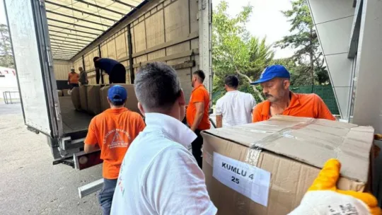 Başkan Yılmaz'dan depremzede öğrencilere çanta ve kırtasiye malzemesi desteği