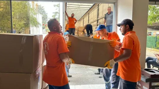 Başkan Yılmaz'dan depremzede öğrencilere çanta ve kırtasiye malzemesi desteği