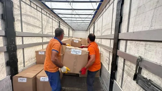 Başkan Yılmaz'dan depremzede öğrencilere çanta ve kırtasiye malzemesi desteği