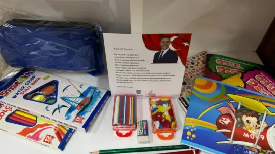 Başkan Yılmaz'dan depremzede öğrencilere çanta ve kırtasiye malzemesi desteği