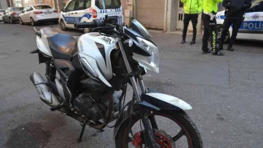 Plakasız motosikleti yürütürken yakalanan şahsın 4 ayrı aranması çıktı
