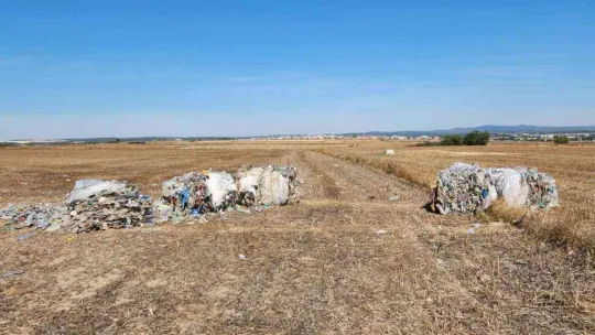 Plastik atığı tarlaya atıp kaçtılar