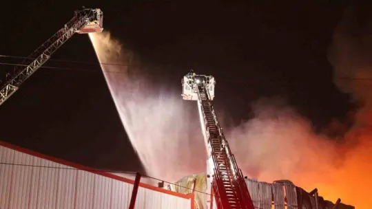 Plastik geri dönüşüm fabrikası alev alev yandı