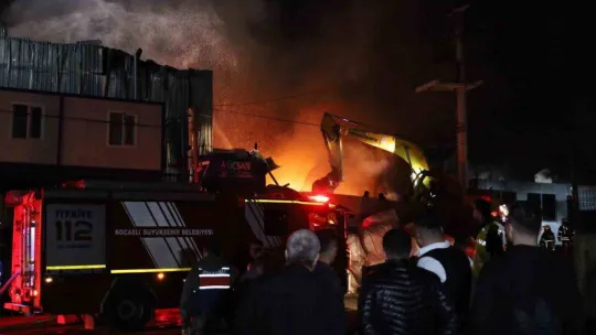 Plastik geri dönüşüm fabrikası alev alev yandı