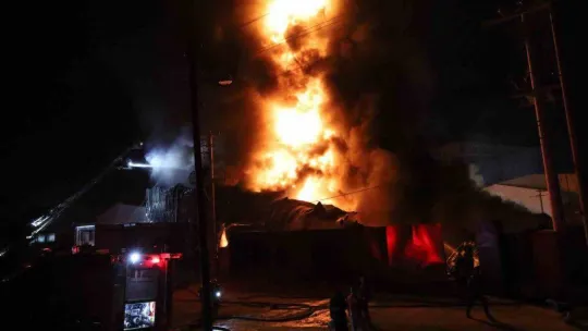 Plastik geri dönüşüm fabrikası alev alev yandı