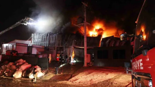 Plastik geri dönüşüm fabrikası alev alev yandı