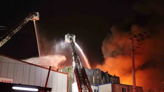 Plastik geri dönüşüm fabrikası alev alev yandı