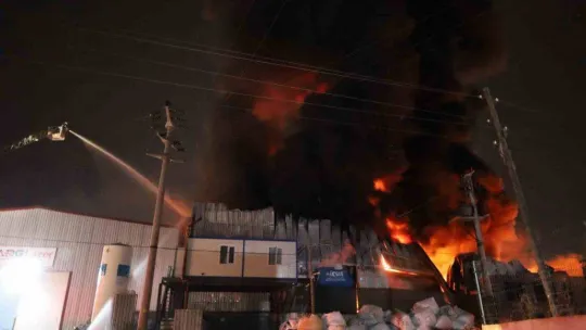 Plastik geri dönüşüm fabrikası alev alev yandı