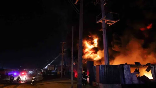 Plastik geri dönüşüm fabrikası alev alev yandı