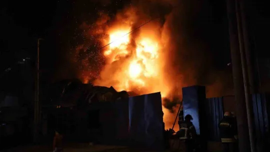 Plastik geri dönüşüm fabrikası alev alev yandı