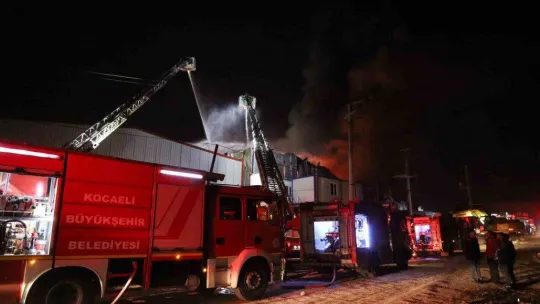 Plastik geri dönüşüm fabrikası alev alev yandı