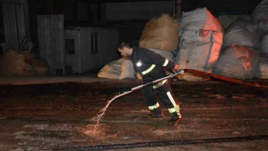 Plastik geri dönüşüm fabrikasında çıkan yangın söndürüldü