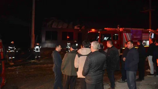 Plastik geri dönüşüm fabrikasında çıkan yangın söndürüldü