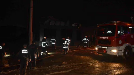 Plastik geri dönüşüm fabrikasında çıkan yangın söndürüldü