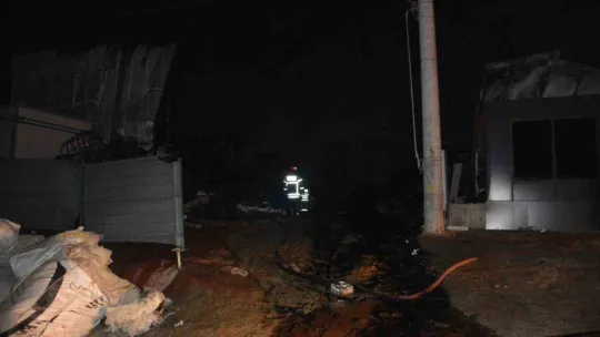 Plastik geri dönüşüm fabrikasında çıkan yangın söndürüldü