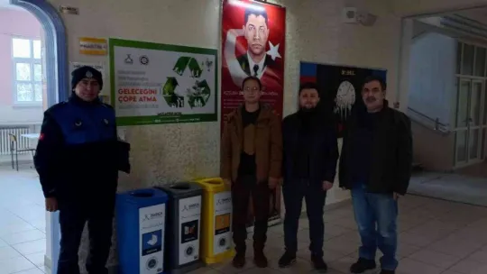 Plastik, kağıt ve metal atık kutuları okullardaki yerini aldı